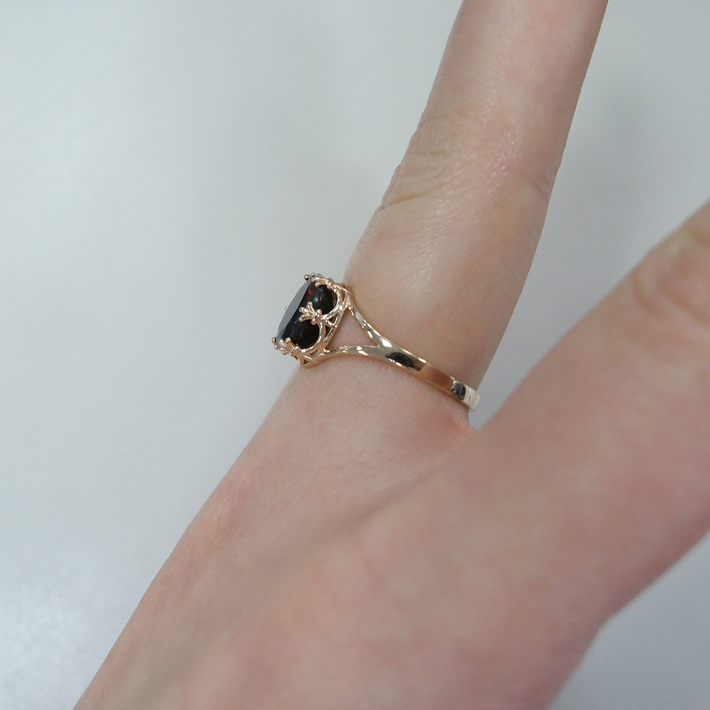 Серебряное кольцо с черным опалом